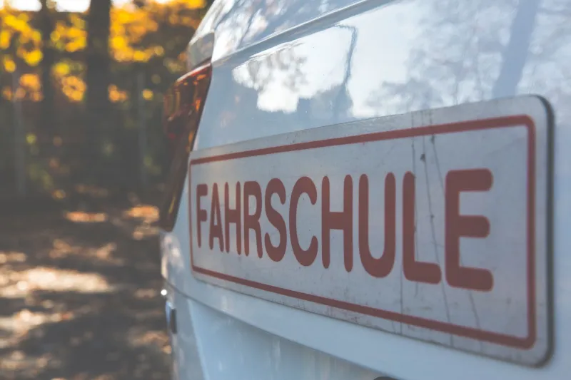 Van theorie tot praktijk: de complete kostenreis van het rijbewijs voor jongvolwassenen